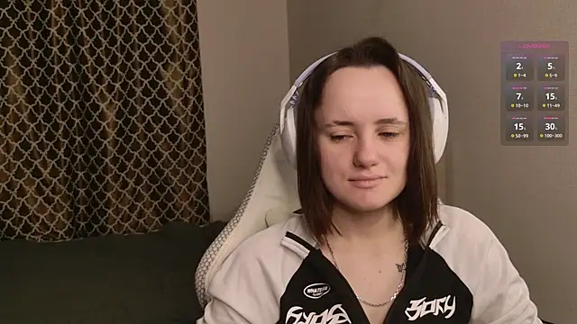 Luna Loveee online show from 11.17.25