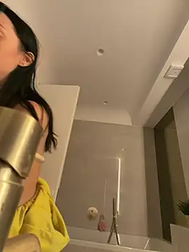 Mia Splash online show from 04.15.26