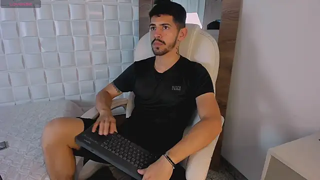 Snapshot of AlejandroStormm chatting on 10.13.25 AlejandroStormm online show from 10.13.25