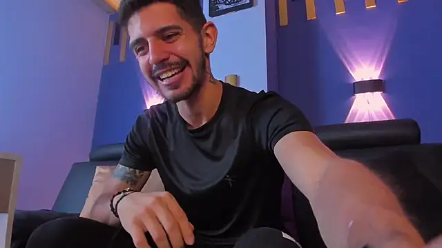 Snapshot of AlejandroStormm chatting on 10.14.25 AlejandroStormm online show from 10.14.25