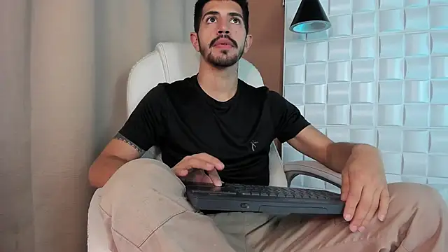 Snapshot of AlejandroStormm chatting on 10.17.25 AlejandroStormm online show from 10.17.25