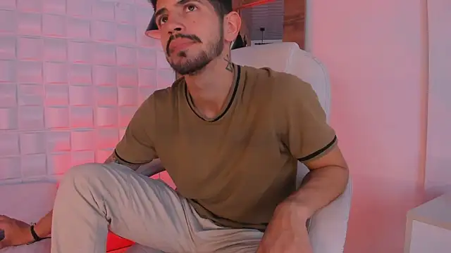 Snapshot of AlejandroStormm chatting on 10.19.25 AlejandroStormm online show from 10.19.25