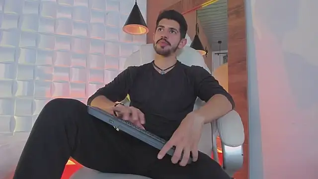 Snapshot of AlejandroStormm chatting on 10.20.25 AlejandroStormm online show from 10.20.25