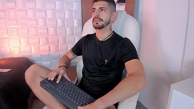 Snapshot of AlejandroStormm chatting on 10.26.25 AlejandroStormm online show from 10.26.25