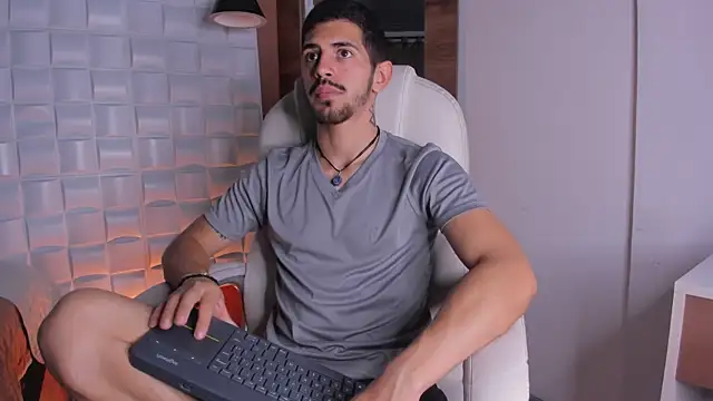 Snapshot of AlejandroStormm chatting on 11.19.25 AlejandroStormm online show from 11.19.25