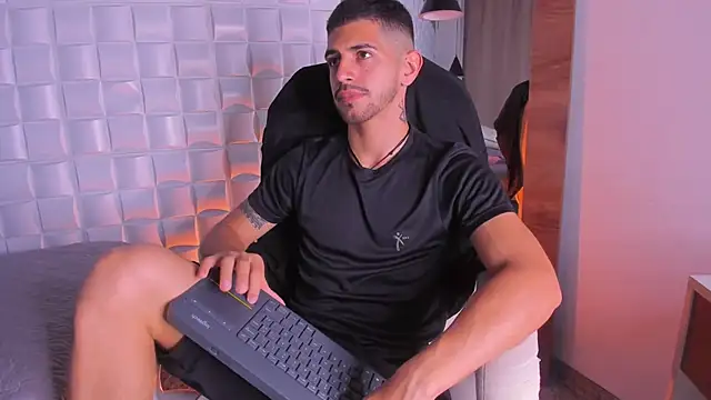 Snapshot of AlejandroStormm chatting on 11.21.25 AlejandroStormm online show from 11.21.25