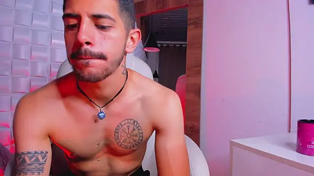 Snapshot of AlejandroStormm chatting on 12.04.25 AlejandroStormm online show from 12.04.25