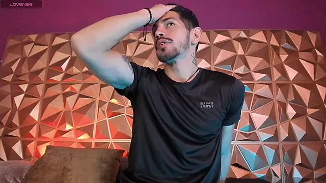 Snapshot of AlejandroStormm chatting on 12.19.25 AlejandroStormm online show from 12.19.25