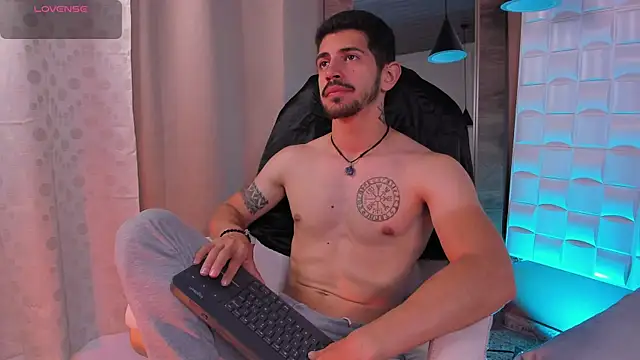 Snapshot of AlejandroStormm chatting on 12.20.25 AlejandroStormm online show from 12.20.25