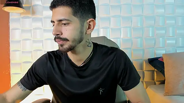 Snapshot of AlejandroStormm chatting on 02.27.26 AlejandroStormm online show from 02.27.26