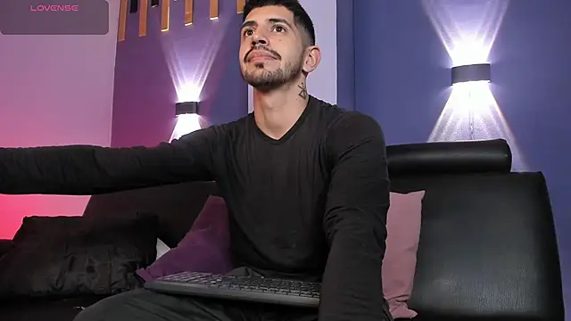 Snapshot of AlejandroStormm chatting on 06.21.26 AlejandroStormm online show from 06.21.26
