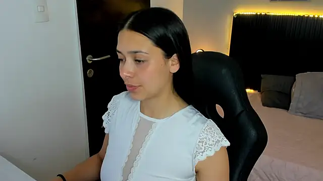 Snapshot of angeline_davies chatting on 10.22.25 angeline davies online show from 10.22.25