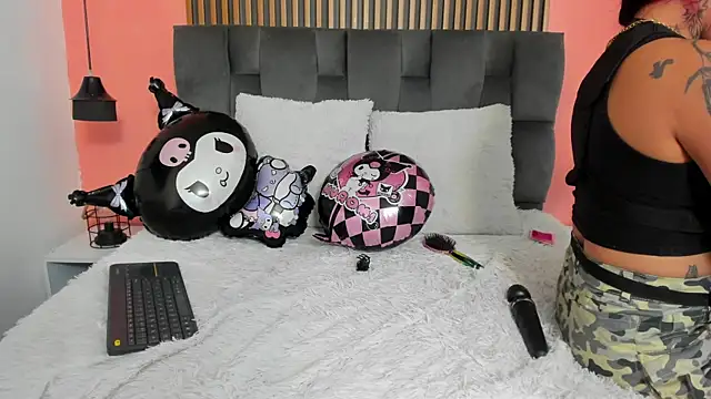 Snapshot of Georgina_Vega chatting on 10.28.25 Georgina Vega online show from 10.28.25