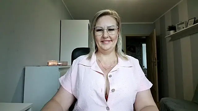 Snapshot of DianaLive chatting on 05.18.26 DianaLive online show from 05.18.26