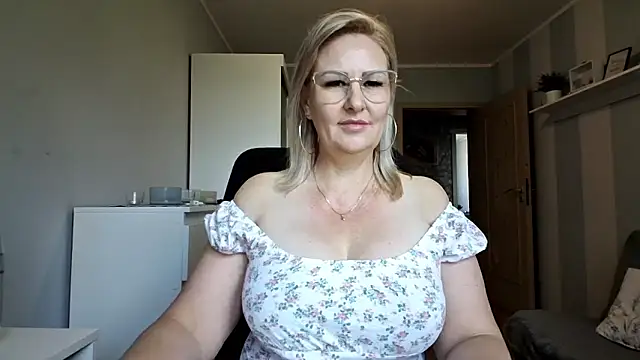 Snapshot of DianaLive chatting on 05.23.26 DianaLive online show from 05.23.26