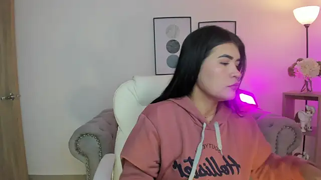 Corina White online show from 11.11.25