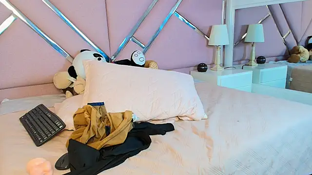 Emilybennett  online show from 02.26.25