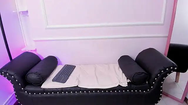 DaphneGlas online show from 03.14.25