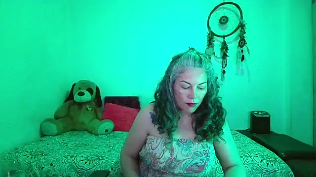 Victoria Lover online show from 11.30.25