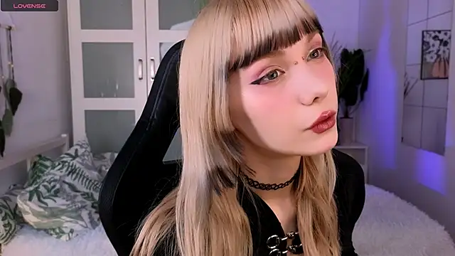 Snapshot of Cherry_Bite chatting on 11.13.25 Cherry Bite online show from 11.13.25