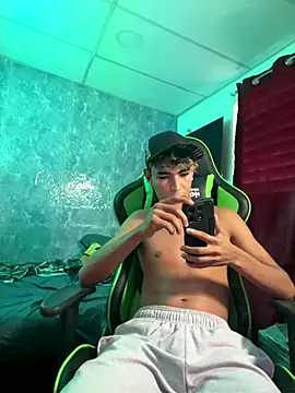 Snapshot of twinks_28 chatting on 10.10.25 twinks 28 online show from 10.10.25
