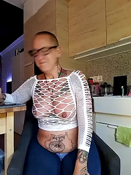 Snapshot of Emma_Milf25 chatting on 03.17.25 Emma Milf25 online show from 03.17.25