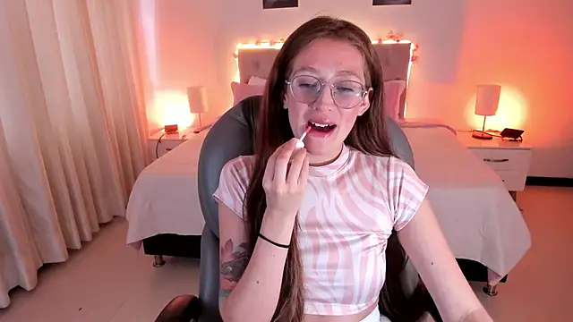 Emily Warren  online show from 10.07.25