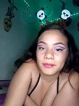 Snapshot of Valen_thompsom_002 chatting on 10.15.25 Valen thompsom 002 online show from 10.15.25