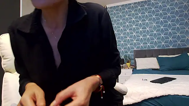 zoeylarkens online show from 11.05.25