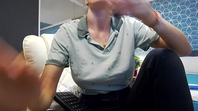 zoeylarkens online show from 11.06.25