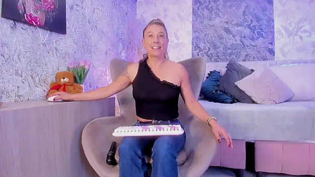 Liannaa  online show from 09.18.25