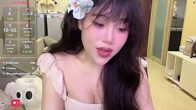 Snapshot of Yik-11 chatting on 03.01.25 Yik-11 online show from 03.01.25