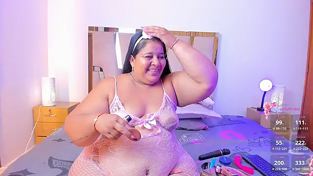 Snapshot of LunaaSweett chatting on 12.20.25 LunaaSweett online show from 12.20.25