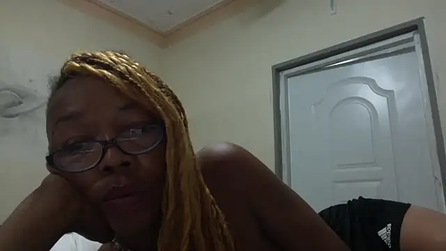 Ladyzee25 online show from 10.19.25