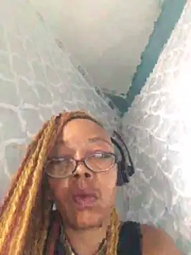 Ladyzee25 online show from 10.27.25