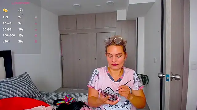 Snapshot of CarolinneFiotti chatting on 09.11.25 CarolinneFiotti online show from 09.11.25