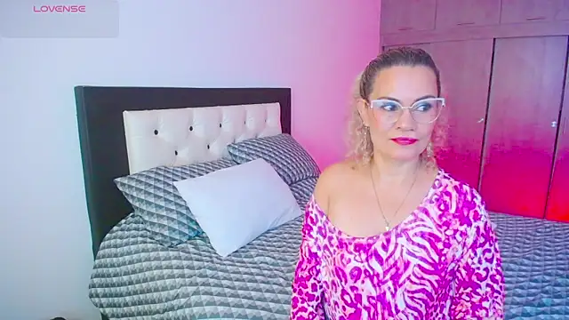 Snapshot of CarolinneFiotti chatting on 09.27.25 CarolinneFiotti online show from 09.27.25