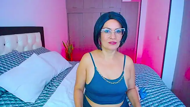 Snapshot of CarolinneFiotti chatting on 10.02.25 CarolinneFiotti online show from 10.02.25