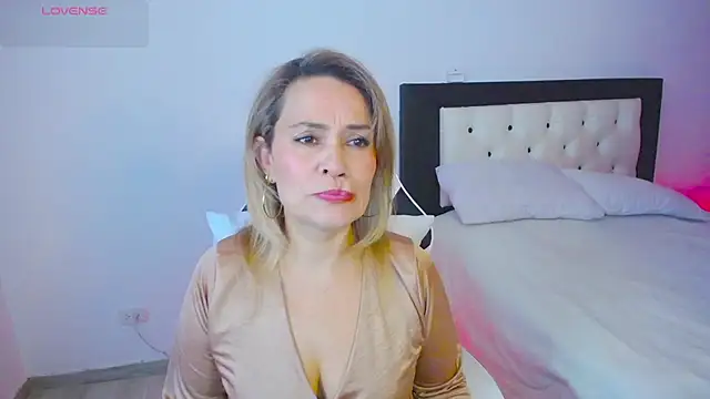 Snapshot of CarolinneFiotti chatting on 10.15.25 CarolinneFiotti online show from 10.15.25