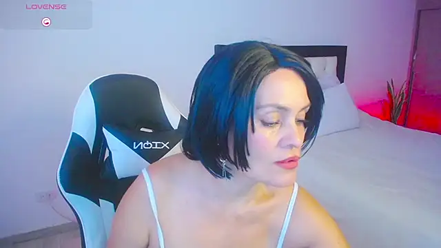 Snapshot of CarolinneFiotti chatting on 10.18.25 CarolinneFiotti online show from 10.18.25