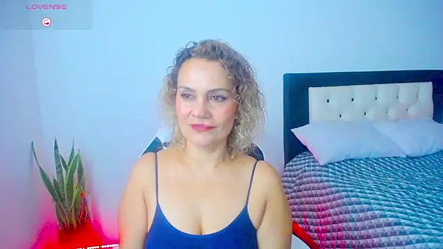 Snapshot of CarolinneFiotti chatting on 10.20.25 CarolinneFiotti online show from 10.20.25