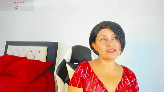 Snapshot of CarolinneFiotti chatting on 01.08.26 CarolinneFiotti online show from 01.08.26
