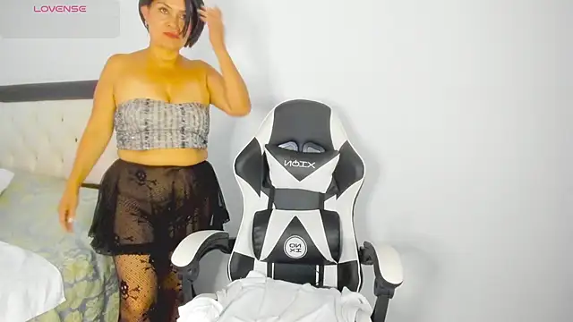 Snapshot of CarolinneFiotti chatting on 01.16.26 CarolinneFiotti online show from 01.16.26