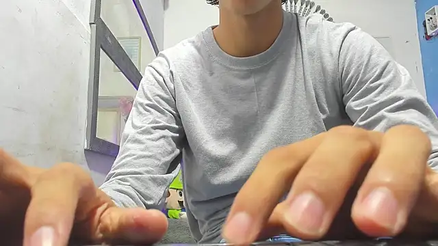 Snapshot of heiker_ chatting on 03.21.25 heiker online show from 03.21.25
