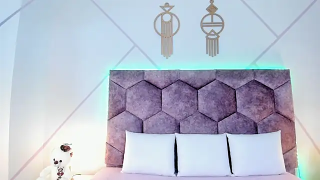 aurora collinss  online show from 11.22.25