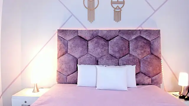 aurora collinss  online show from 11.23.25