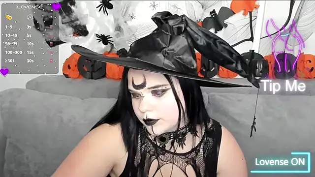 Snapshot of Eliss_Shyyo chatting on 10.31.25 Eliss Shyyo online show from 10.31.25