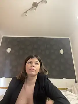 Snapshot of EllyMilf chatting on 03.03.25 EllyMilf online show from 03.03.25