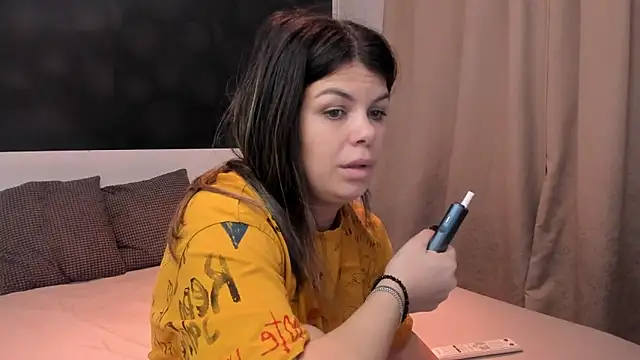 Snapshot of EllyMilf chatting on 03.16.25 EllyMilf online show from 03.16.25