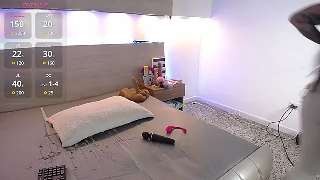 Snapshot of Cristal_Velle chatting on 10.06.25 Cristal Velle online show from 10.06.25